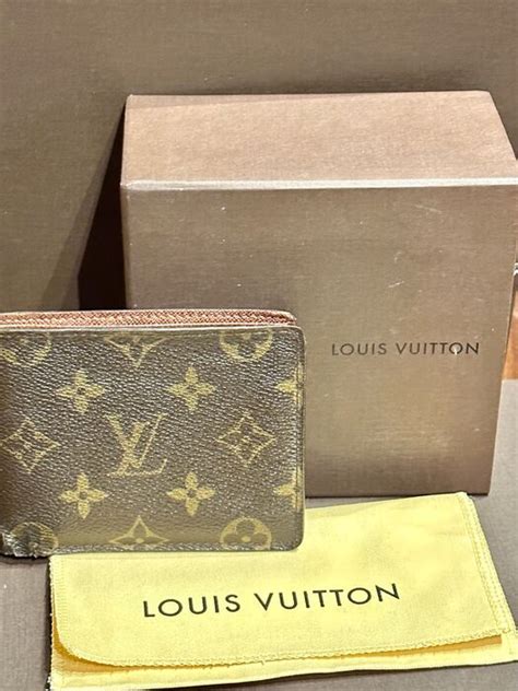 foglio con marchio louis vuitton